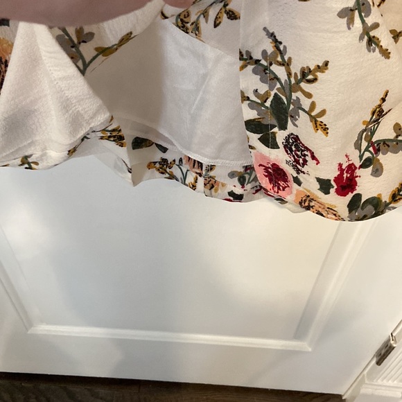 Belongsci White Floral Vneck Bell Sleeve Shift Dress - Picture 8 of 9